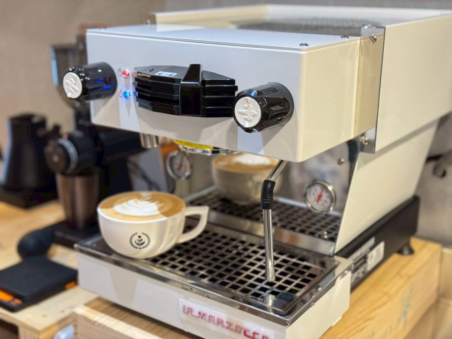 位於台北新莊浪花甜點店購買Lamarzocco mini半自動咖啡