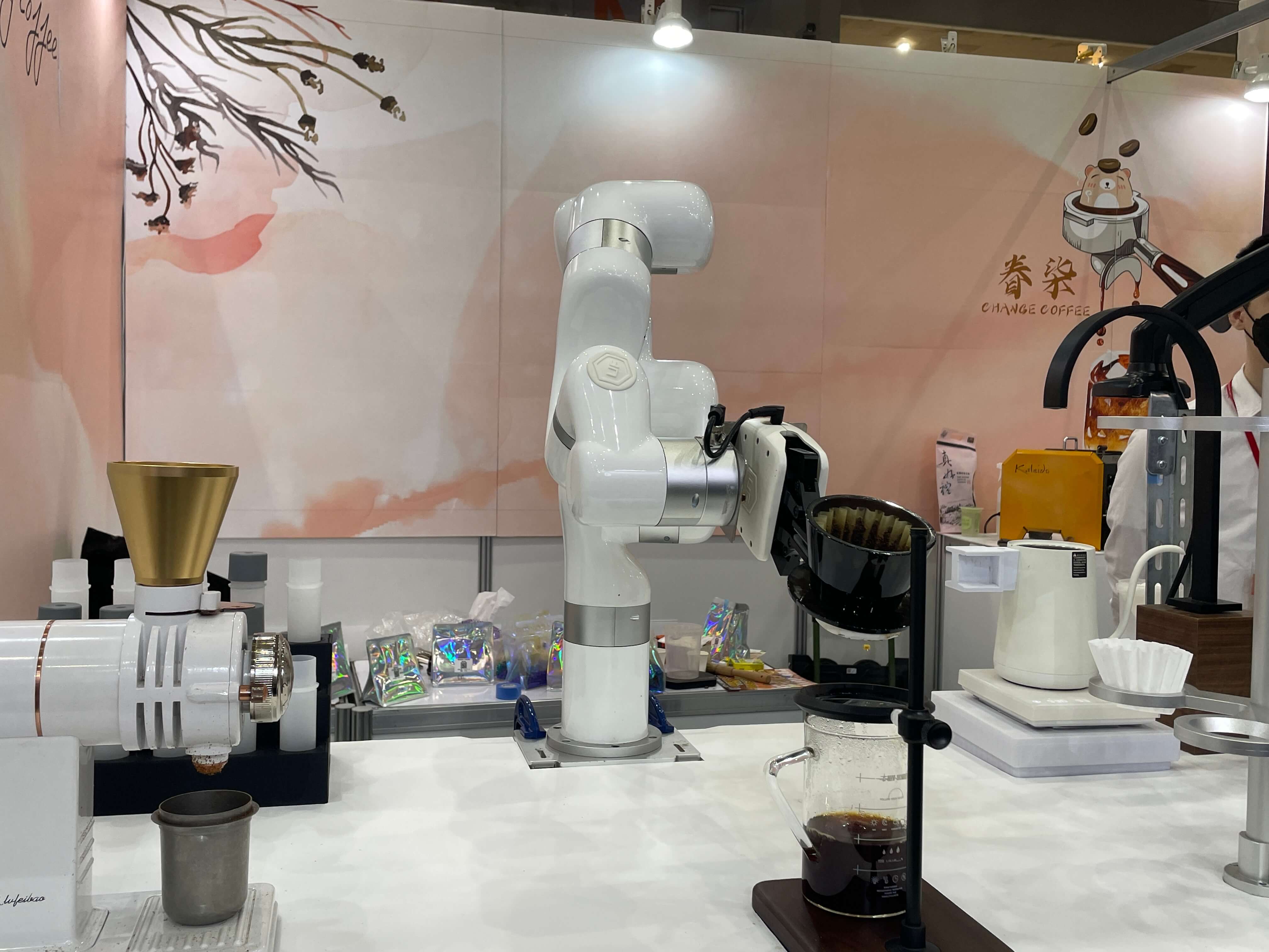2022咖啡展台北南港展覽館展出自動化機械手臂,可支援自動沖煮手沖咖啡
