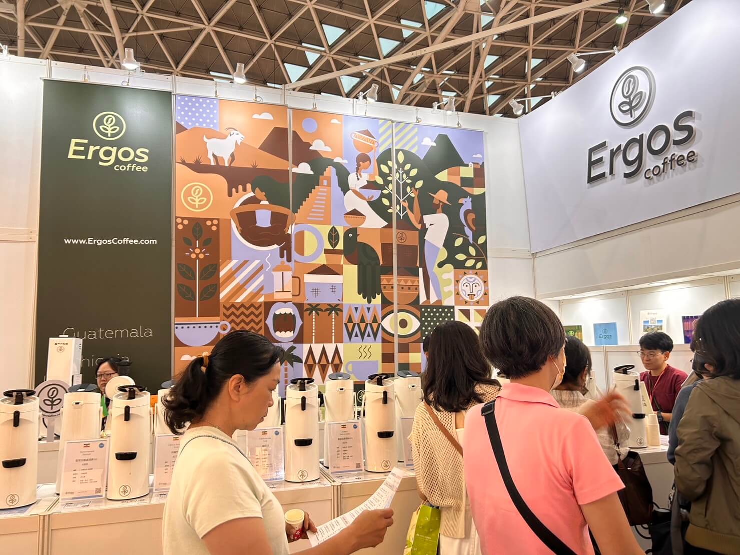 生豆商Ergos現場提供許多咖啡口味供試喝