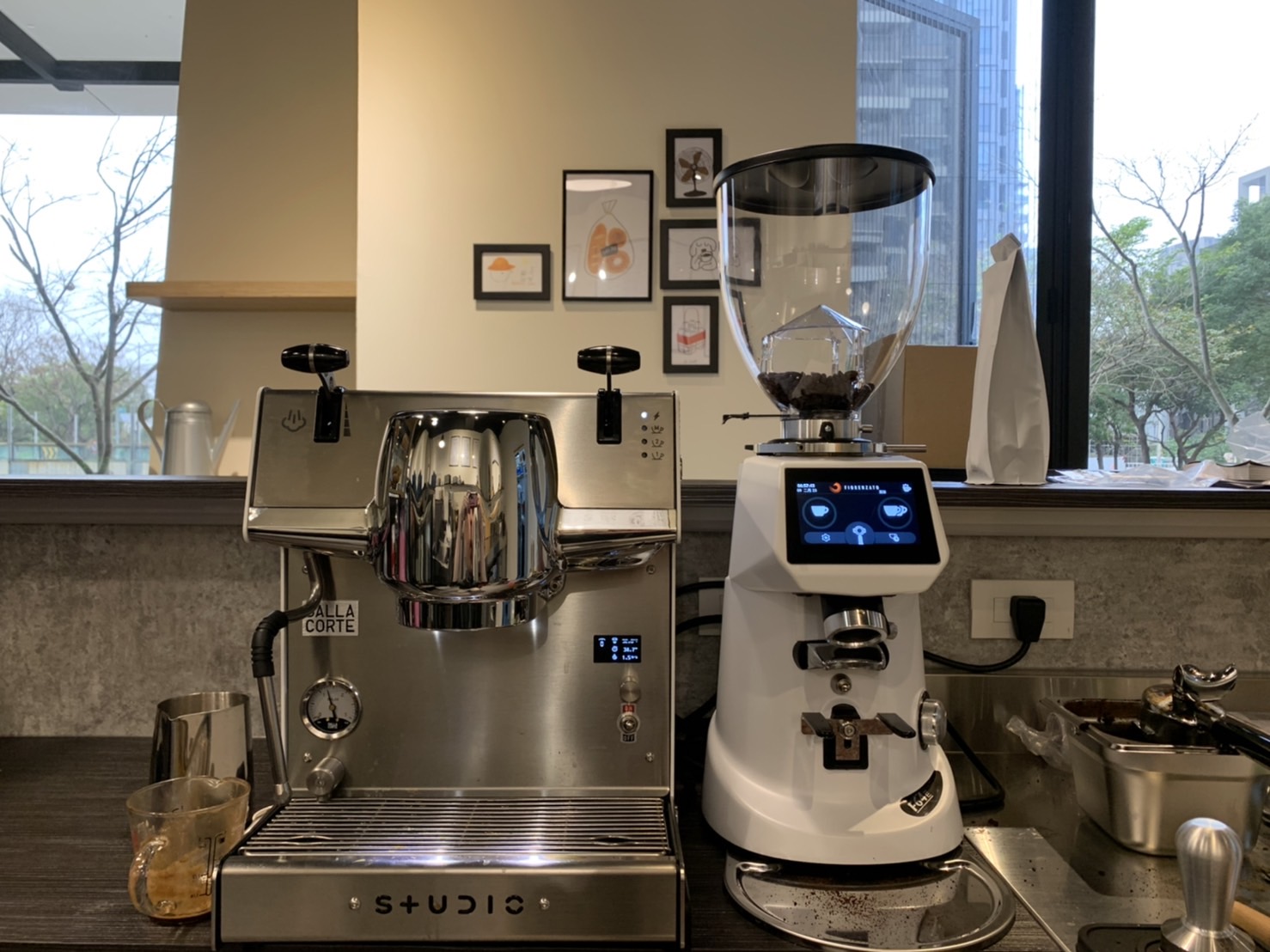 啡事到竹北飛鳥製豆所安裝半自動咖啡機dalla corte studio及f64e定量磨豆機